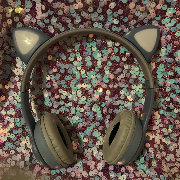 Cat Ear Wireless Headphones with RGB Lights - Picture 5 of 8